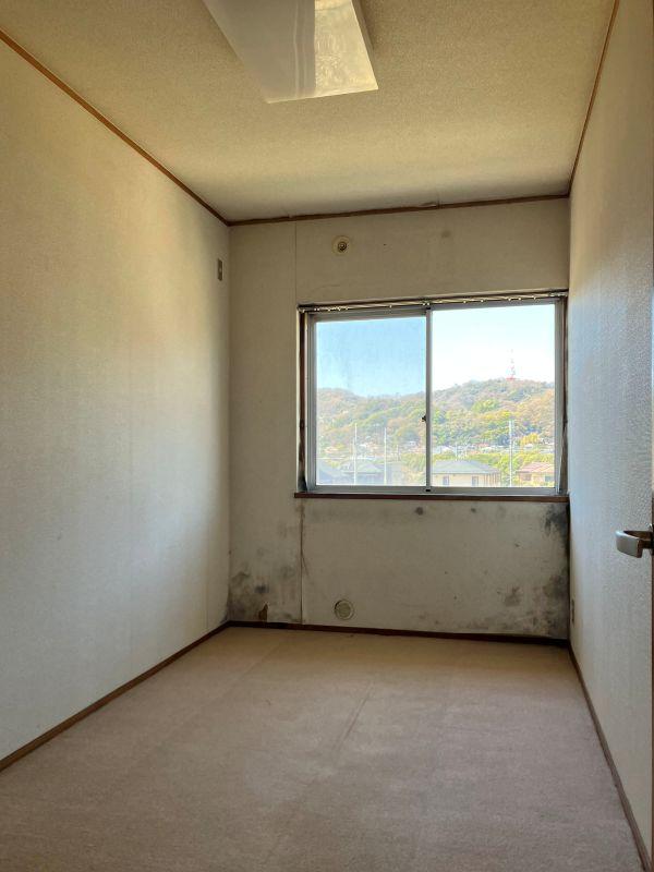 平塚市唐ケ原の売買物件/洋室（5.3帖）｜真ん中の部屋。細長いです。