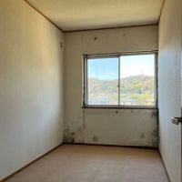 平塚市唐ケ原の売買物件/洋室（5.3帖）｜真ん中の部屋。細長いです。