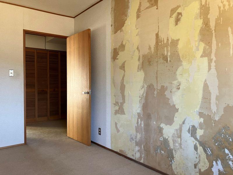 平塚市唐ケ原の売買物件/洋室（6.0帖）｜一部、クロスがはがされています。