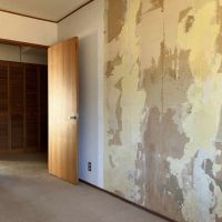 平塚市唐ケ原の売買物件/洋室（6.0帖）｜一部、クロスがはがされています。