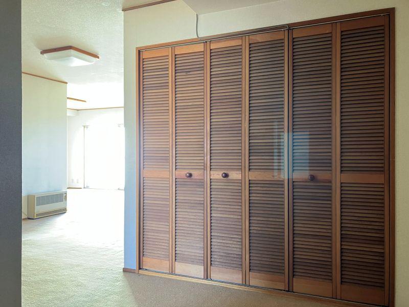 平塚市唐ケ原の売買物件/玄関｜正面に収納と給湯器置場。