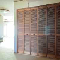 平塚市唐ケ原の売買物件/玄関｜正面に収納と給湯器置場。