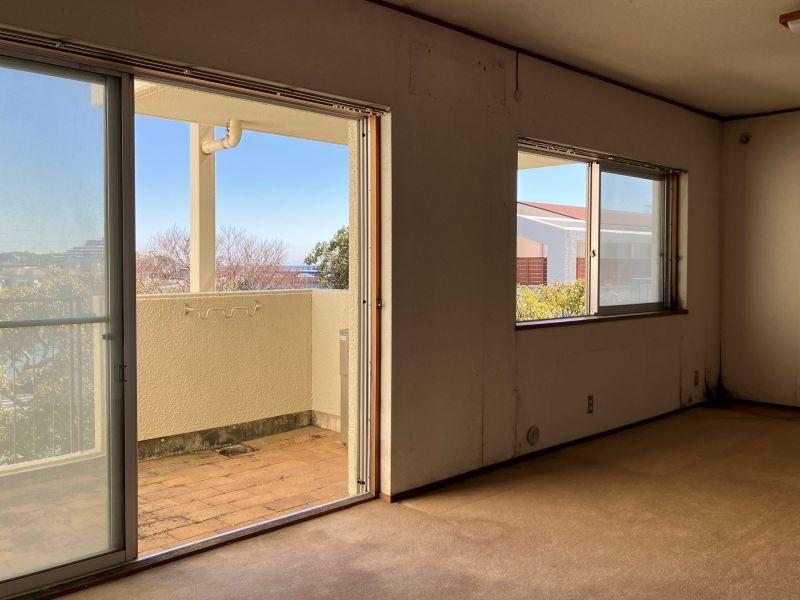 平塚市唐ケ原の売買物件/バルコニー｜洗濯物を干して、チェア1台くらいは置けそうな広さ。