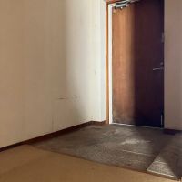 平塚市唐ケ原の売買物件/玄関｜広々して、フロアとの段差がほぼない玄関。素敵です。