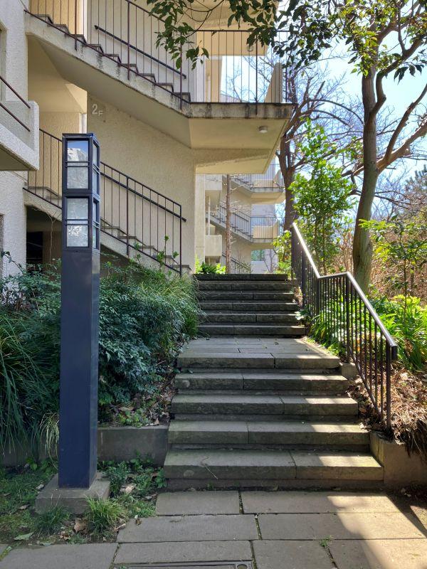 平塚市唐ケ原の売買物件/共用階段｜ここから上っていきます。