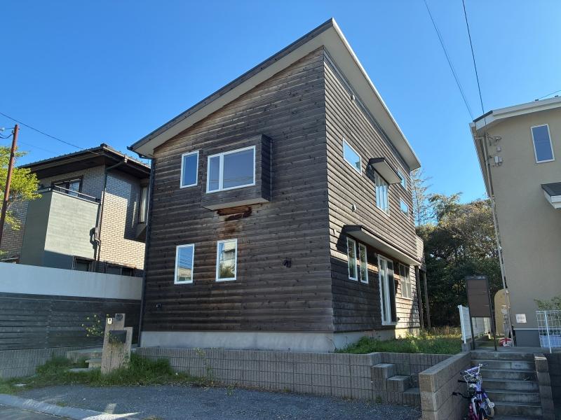 鎌倉市津の賃貸物件/外観｜日焼けして味の出てきた板張りの外壁