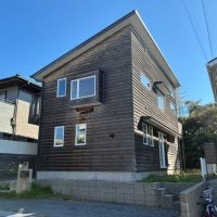 鎌倉市津の賃貸物件/外観｜日焼けして味の出てきた板張りの外壁