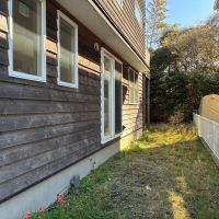 鎌倉市津の賃貸物件/外観｜幅の細い板が入らないようにきれいに割り付けられた外壁。設計士、施工者の気遣いが感じられます