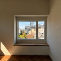 鎌倉市津の賃貸物件/2階 リビング｜奥行きのある出窓に腰掛けてお茶、なんて絵が浮かびます