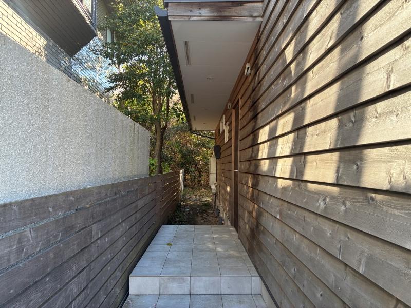 鎌倉市津の賃貸物件/アプローチ｜迫力ある板張りの横を通ると玄関があります