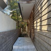 鎌倉市津の賃貸物件/アプローチ｜迫力ある板張りの横を通ると玄関があります