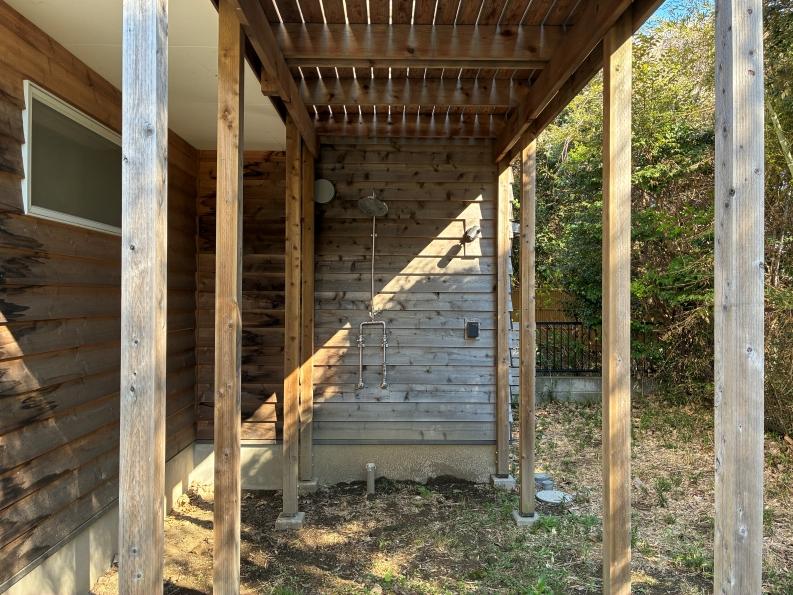 鎌倉市津の賃貸物件/外構｜デッキの下には外シャワーがあります