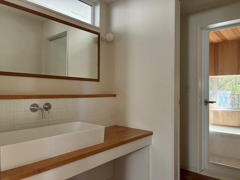 鎌倉市津の賃貸物件/洗面室｜木を基調としたゆったりサイズの化粧台