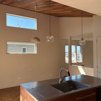 鎌倉市津の賃貸物件/2階 キッチン｜片流れの屋根形状を生かした高い位置の窓