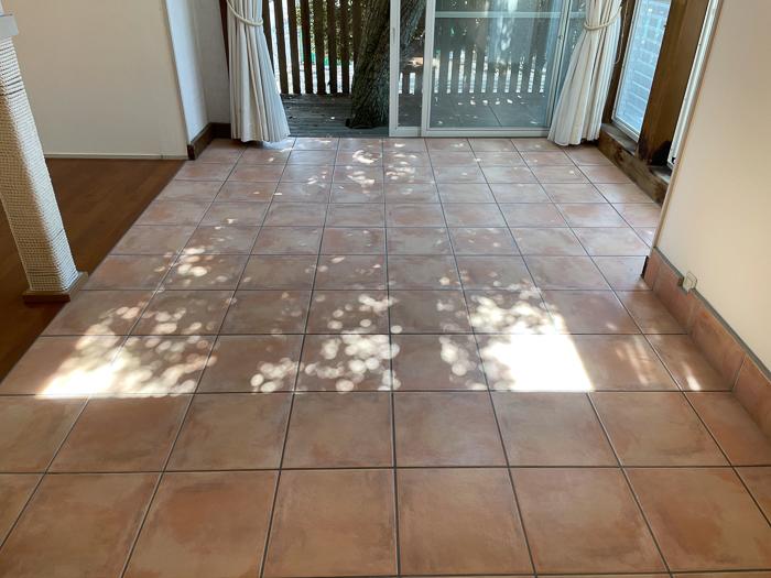 鎌倉市長谷一丁目の売買物件/ダイニングからサンルームにかけてはテラコッタタイル