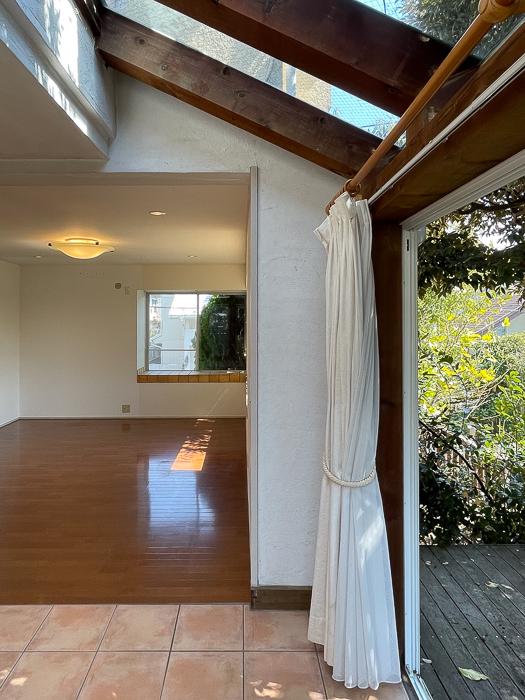 鎌倉市長谷一丁目の売買物件/リビングに自然光がたっぷりと入る工夫です