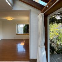 鎌倉市長谷一丁目の売買物件/リビングに自然光がたっぷりと入る工夫です