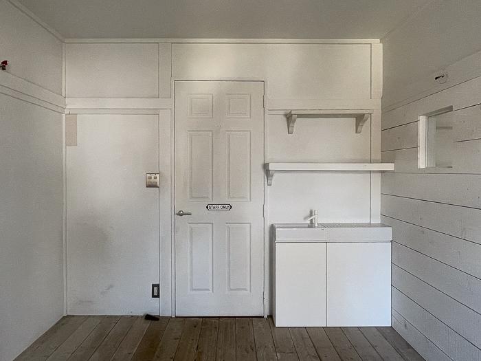 鎌倉市長谷一丁目の売買物件/住居空間との出入口と手洗い場