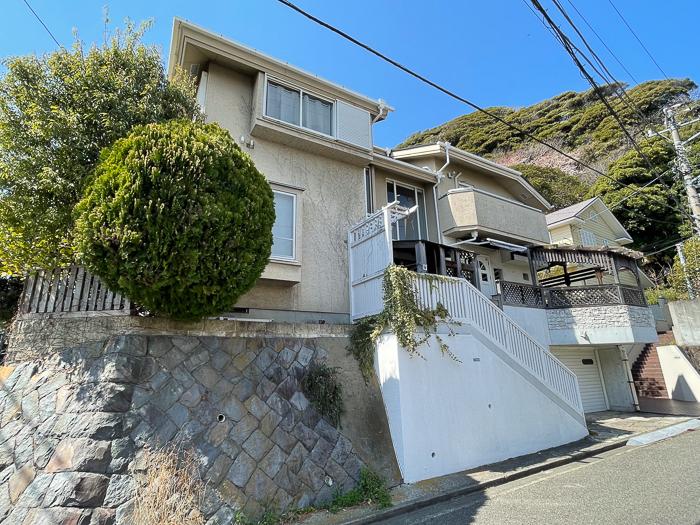 鎌倉市長谷一丁目の売買物件/南東角地、石垣の上に建っています