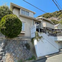 鎌倉市長谷一丁目の売買物件/南東角地、石垣の上に建っています