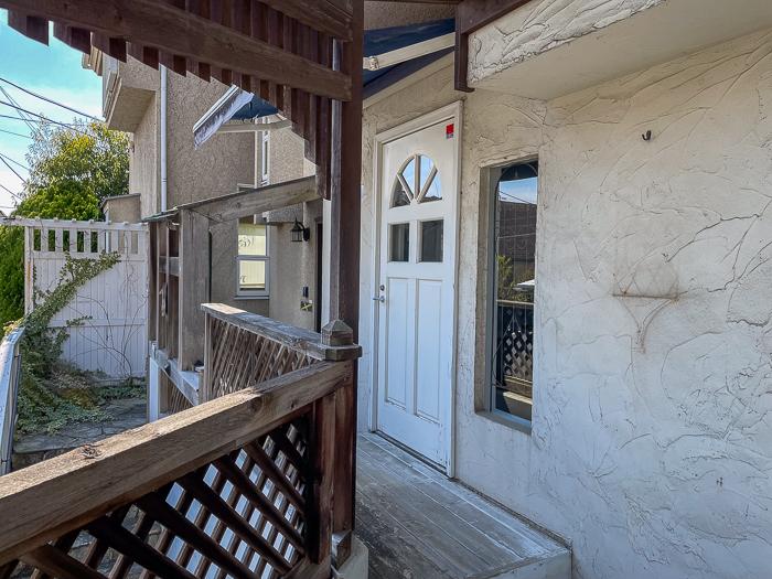 鎌倉市長谷一丁目の売買物件/ウッドデッキ側から店舗のドア