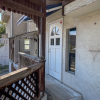 鎌倉市長谷一丁目の売買物件/ウッドデッキ側から店舗のドア