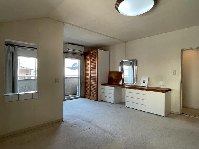 鎌倉市長谷一丁目の売買物件/軽く12、13帖はあるでしょうか。一方の部屋はカーペット敷の建築当時の時代が反映されている部屋