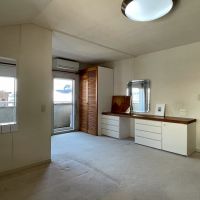 鎌倉市長谷一丁目の売買物件/軽く12、13帖はあるでしょうか。一方の部屋はカーペット敷の建築当時の時代が反映されている部屋