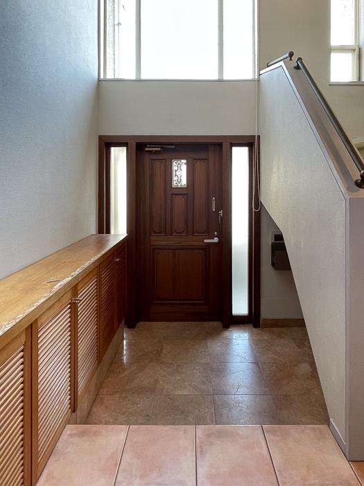 鎌倉市長谷一丁目の売買物件/玄関は吹き抜けで開放感があります