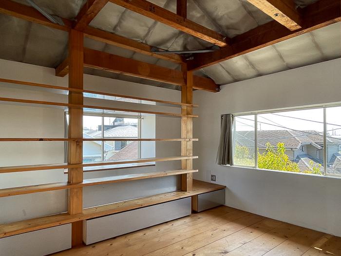 鎌倉市長谷一丁目の売買物件/2階は天井の梁などを現しにした独特の意匠ながら無垢の木材は落ち着きます