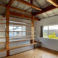 鎌倉市長谷一丁目の売買物件/2階は天井の梁などを現しにした独特の意匠ながら無垢の木材は落ち着きます