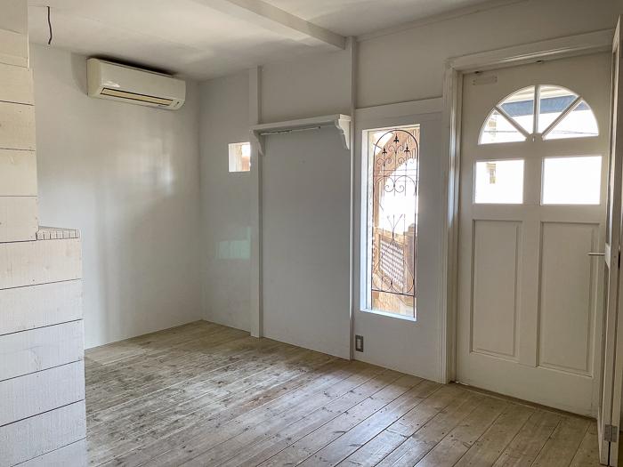 鎌倉市長谷一丁目の売買物件/玄関横の別の扉から出入りします