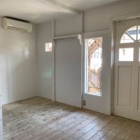 鎌倉市長谷一丁目の売買物件/玄関横の別の扉から出入りします