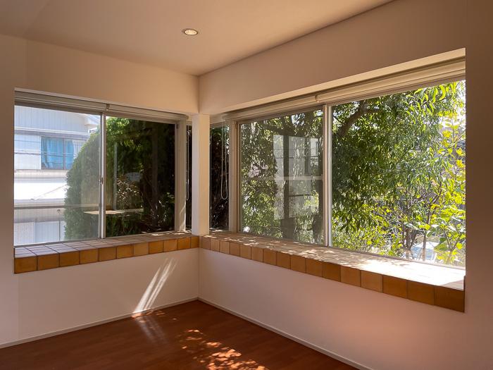 鎌倉市長谷一丁目の売買物件/リビングのコーナーからの緑