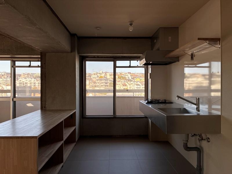 横浜市神奈川区松本町三丁目の賃貸物件/キッチン｜横にある窓からの眺め。7階にいるからこその景色です