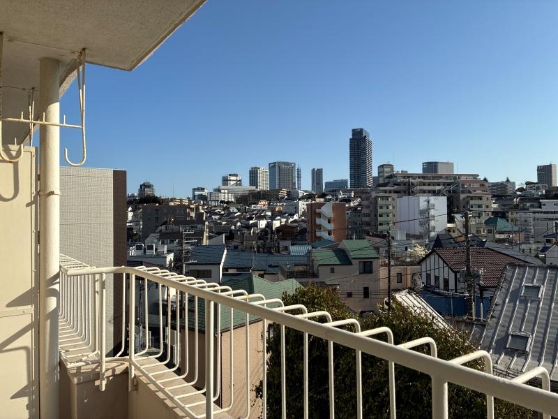 横浜市神奈川区松本町三丁目の賃貸物件/眺望｜南側バルコニーより。中央に見えるのが横浜ランドマークタワー