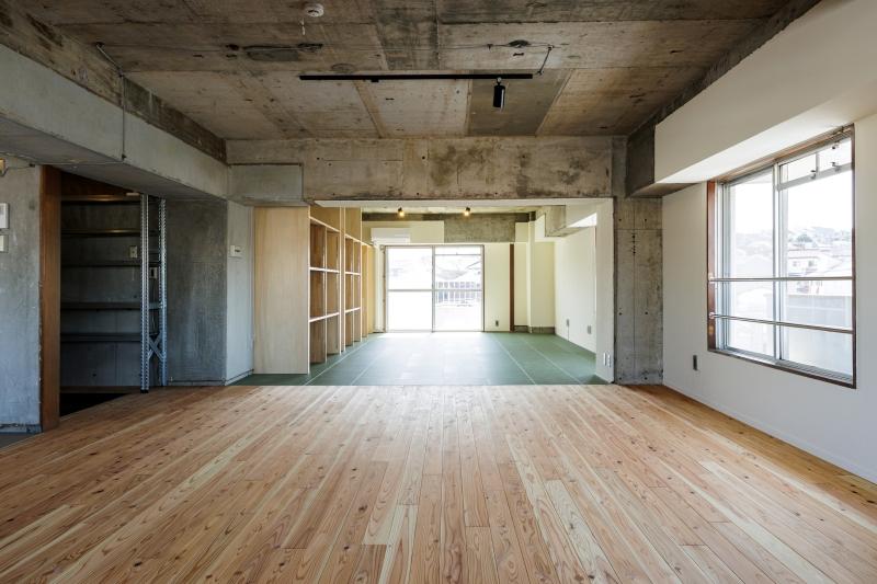 横浜市神奈川区松本町三丁目の賃貸物件/LDK｜天井は荒っぽいコンクリートを現しに。床には力強い見た目の間伐材フローリング。全体のバランスを取るために壁はシンプルな珪藻土塗装としました
