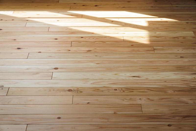 横浜市神奈川区松本町三丁目の賃貸物件/床材｜間伐材フローリング。節が多く、色も赤味と白味が混在しているので、使いどころが難しい素材ですが、大工がきれいに張ってくれました