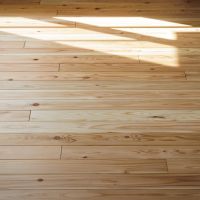 横浜市神奈川区松本町三丁目の賃貸物件/床材｜間伐材フローリング。節が多く、色も赤味と白味が混在しているので、使いどころが難しい素材ですが、大工がきれいに張ってくれました