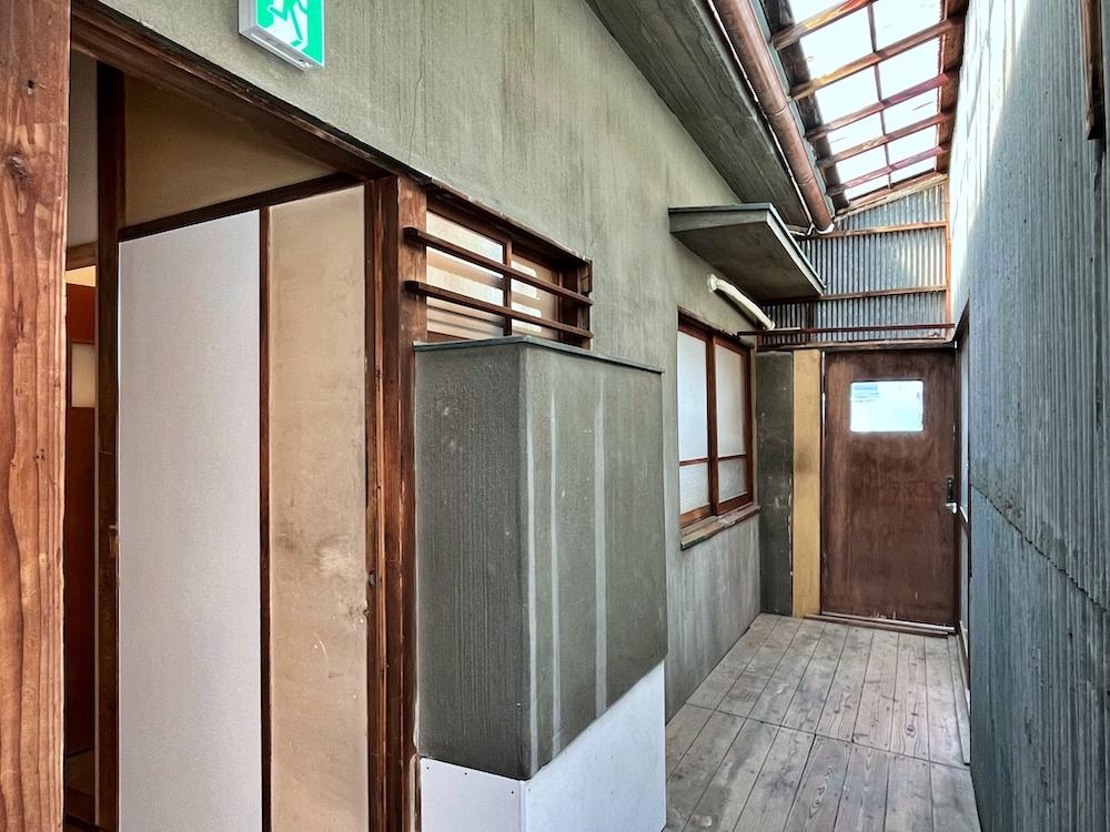 鎌倉市御成町の賃貸物件/廊下の風景｜特別な場所ではないが物語が生まれそう