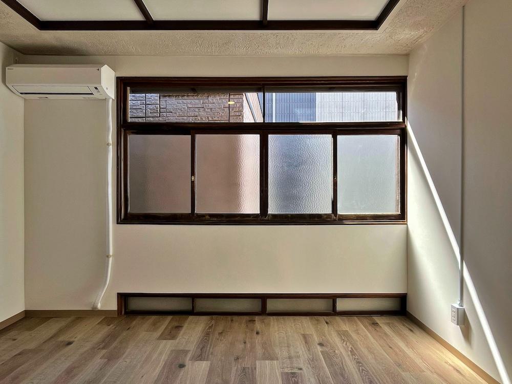 鎌倉市御成町の賃貸物件/#02｜幸運なことに撮影時には光の線ライン！バラガン邸を彷彿とさせます