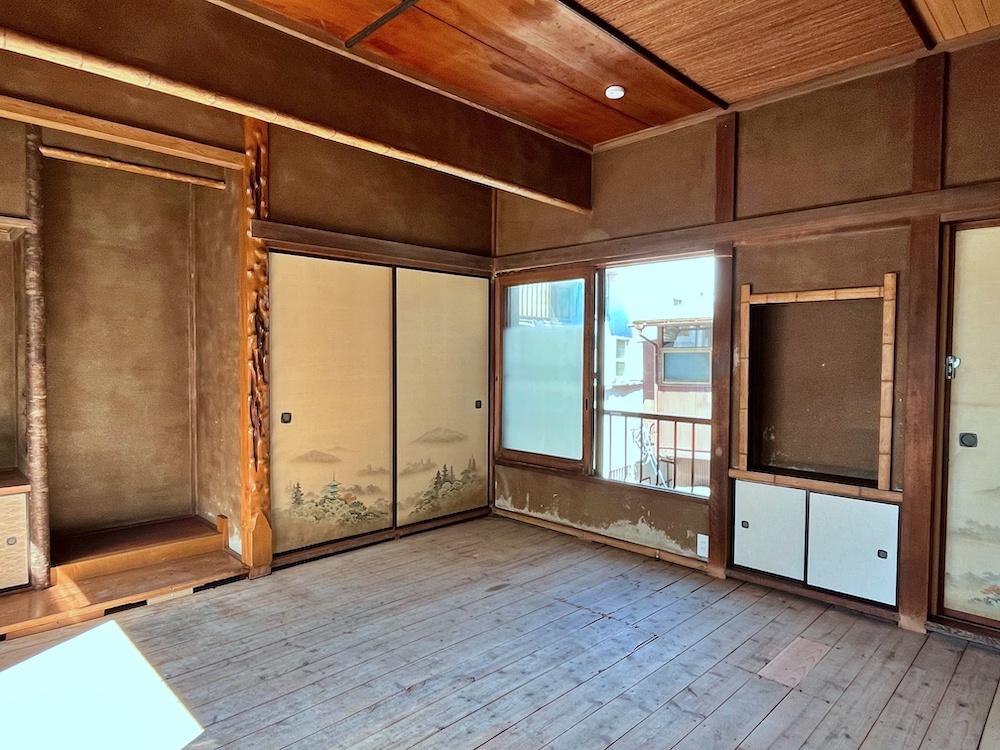 鎌倉市御成町の賃貸物件/#01｜ここはキッチン脇のデコラティブな和室でやや濃口な空間ですが窓に肘をかけて外を見たくなります