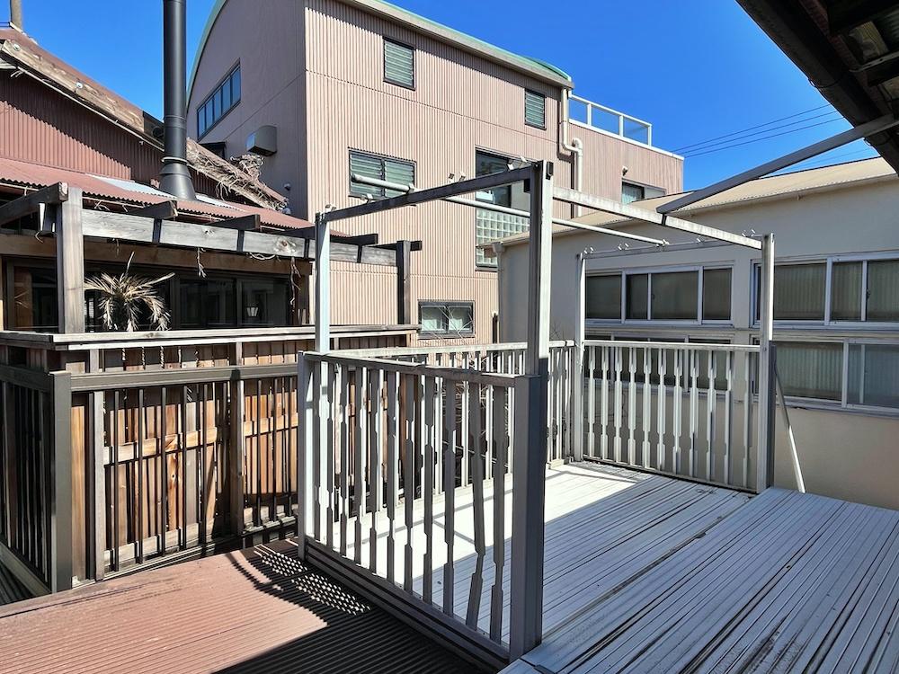 鎌倉市御成町の賃貸物件/物干しバルコニー｜お向かいのバルコニーと完全にこんにちは状態なところがいい、そしてここでも物語は生まれそうな匂いがします