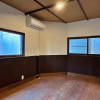 鎌倉市御成町の賃貸物件/#04｜ハイカラな洋室は漫画家さんにも合いそうだし、モニター使いのグラフィック系やパタンナーさんにも似合いそう