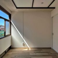 鎌倉市御成町の賃貸物件/#02｜個人的にも好きな区画で自然光がしっかり入るなかで制作する作品を作る人や木枠の窓から外を見たい演出家さん、書道家さんも良さそうだ