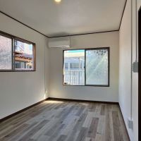 鎌倉市御成町の賃貸物件/#06｜ここは元パン工房スタッフの住込部屋なので完全独立した区画.それでも廊下やバルコニーに面していて人との関係性がある点も魅力.日常の営みからヒントを得たい芸人さんのネタの宝庫になるのではないか！？それでみんなも楽しくなる