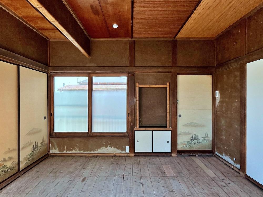 鎌倉市御成町の賃貸物件/#01｜別アングルで見ると天井や垂れ壁、襖、窓、仏間など不思議がいっぱい