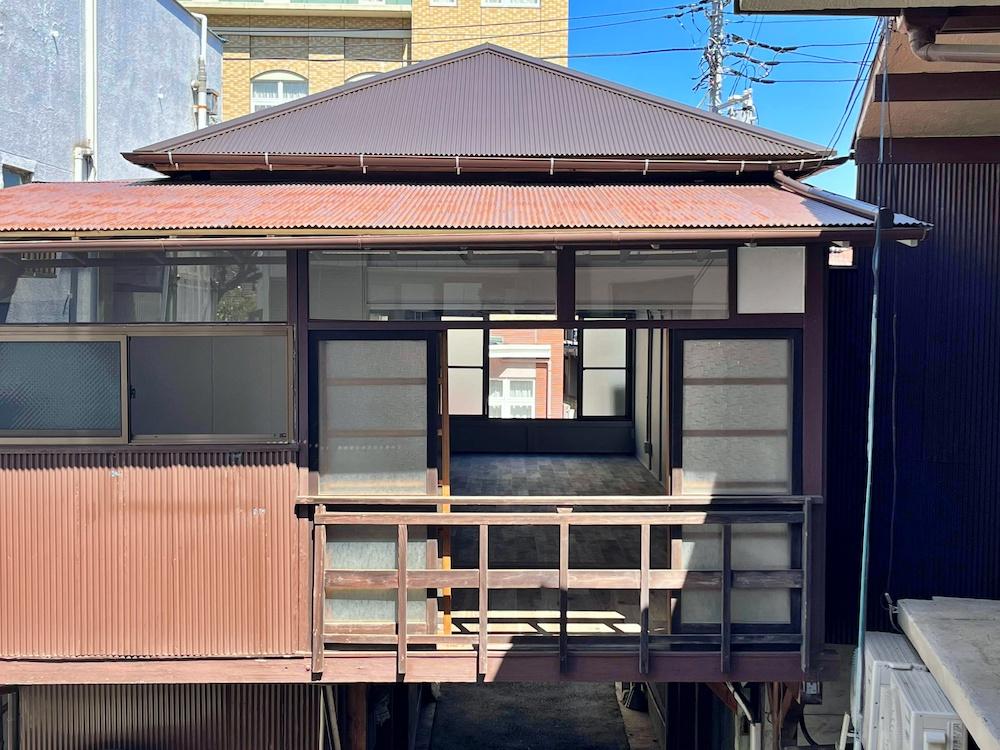 鎌倉市御成町の賃貸物件/#01｜窓の向こうにはシェアオフィスが見える