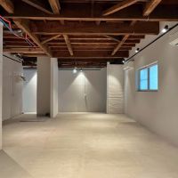 鎌倉市御成町の賃貸物件/「KEIKOBA」別アングル｜なんとなく芝居やネタ見せをするのであれば、この向きに演者が立つのだろうか