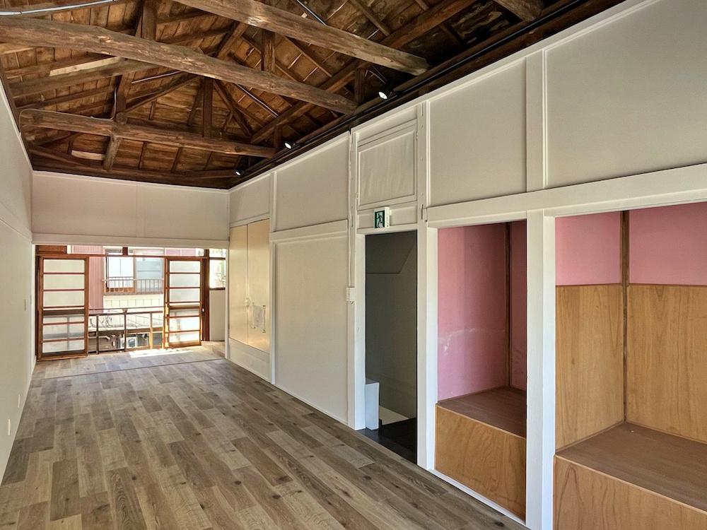 鎌倉市御成町の賃貸物件/シェアオフィス空間｜以前のファンキーなピンク色も一部残してもらいました